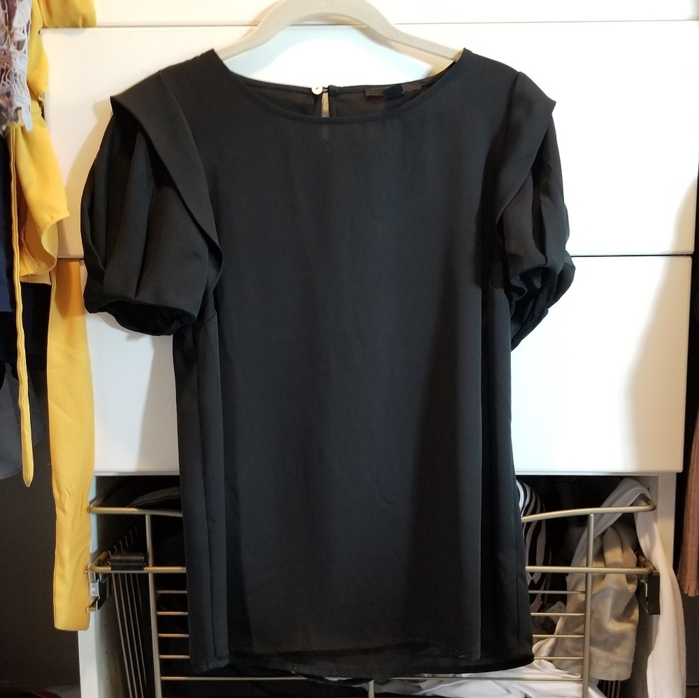 Short sleeved top